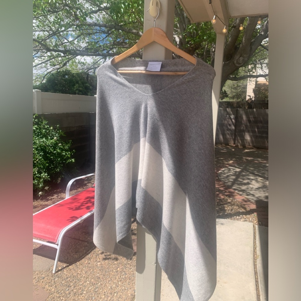 Frontgate 100% cashmere shrug, poncho grey and off white one size